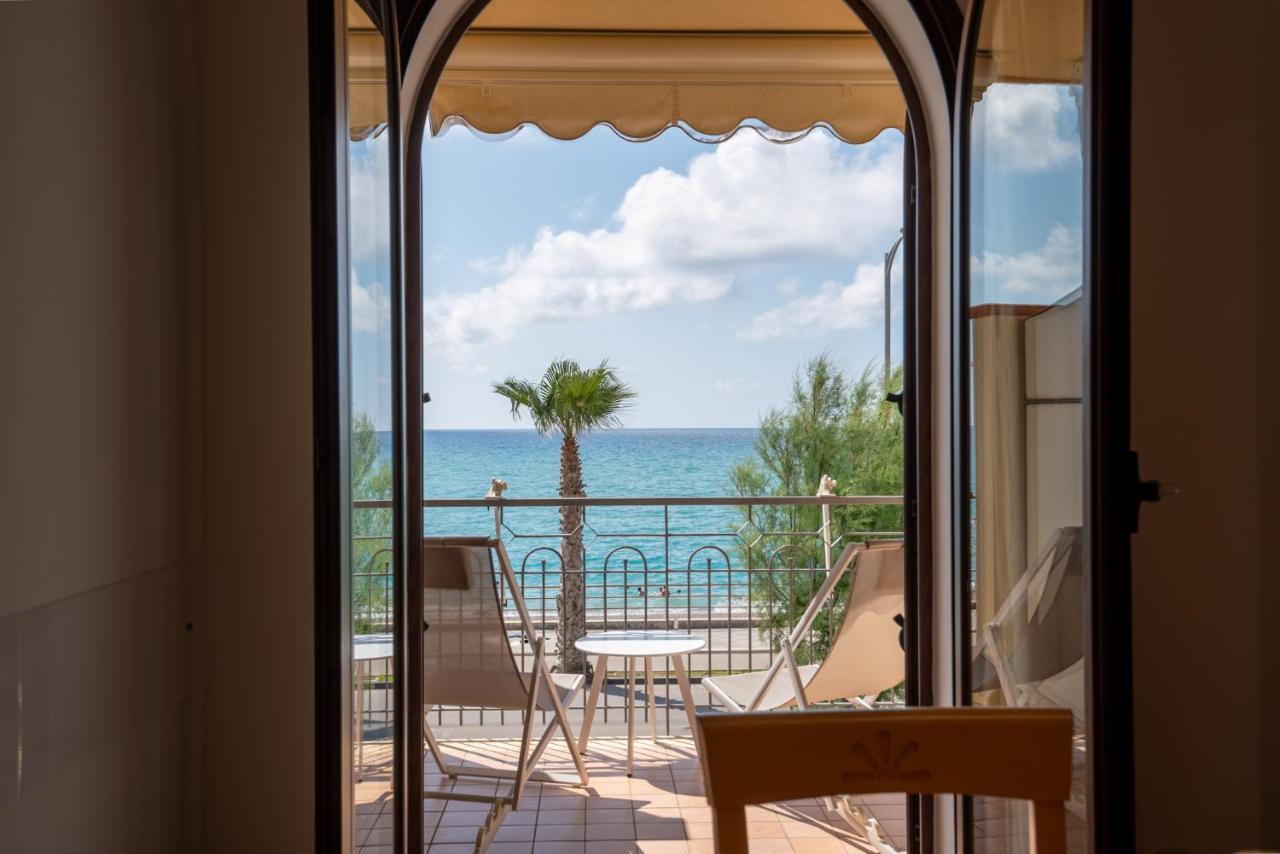 Residence L'Arcipelago Appartamenti Fronte Mare Con Ampio Balcone Capo d'Orlando Exterior photo