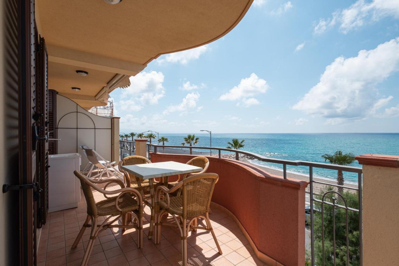 Residence L'Arcipelago Appartamenti Fronte Mare Con Ampio Balcone Capo d'Orlando Exterior photo