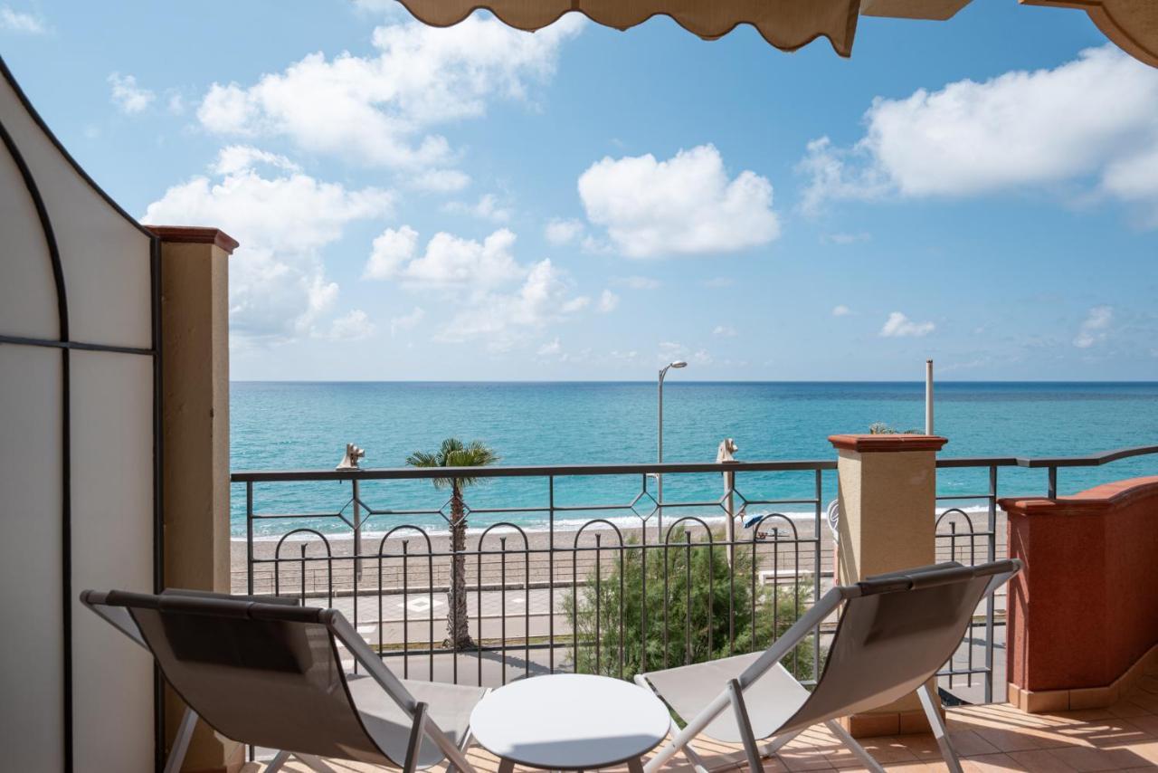 Residence L'Arcipelago Appartamenti Fronte Mare Con Ampio Balcone Capo d'Orlando Exterior photo